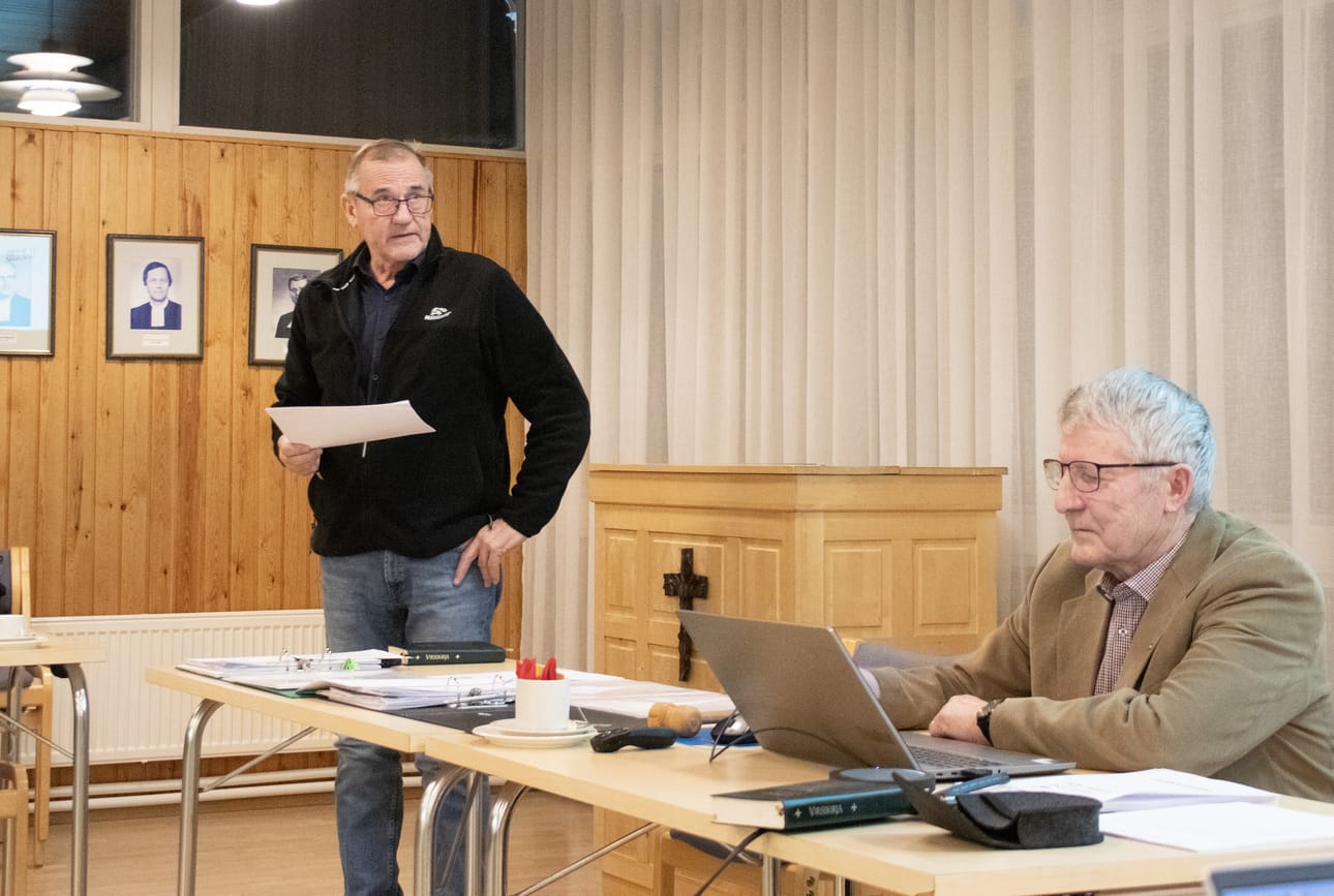Siikalatvan seurakunnan vs. talouspäällikkö Tarmo Myllykosken laatima vuoden 2025 tilinpäätös on jo hyväksytty kirkkoneuvostossa. Kirkkovaltuuston puheenjohtaja Johannes Hyytisen johdolla hienoisesti ylijäämäiseen tilinpäätökseen tutustutaan kirkkovaltuuston kokouksessa 29. huhtikuuta.