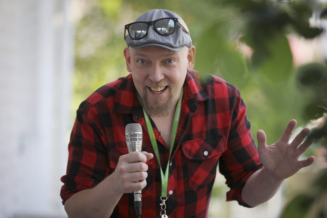 Kempeleessä asuva Ville Kortesalmi laulaa Rotuaarikaraoken finaalissa 3. heinäkuuta.