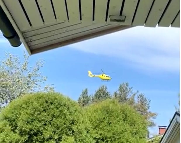 Kuva on kuvakaappaus lukijan videosta, jossa lääkärihelikopteri nousee taivaalle Isossakyrössä viime lauantain väkivallanteon jälkeen.