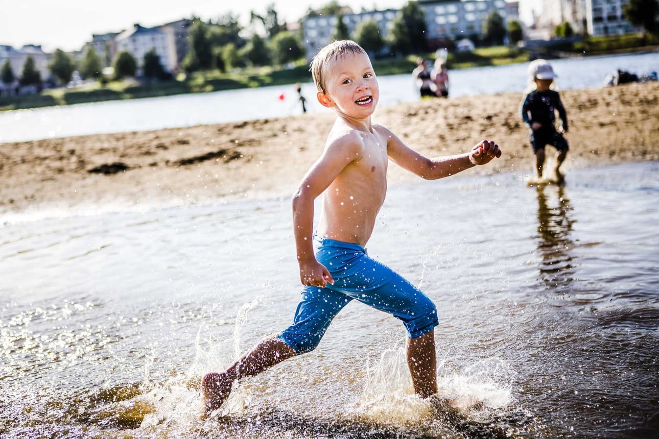 Nestori Mäenpään ei tarvinnut värjötellä tiistaina Ounaskosken uimarannalla.