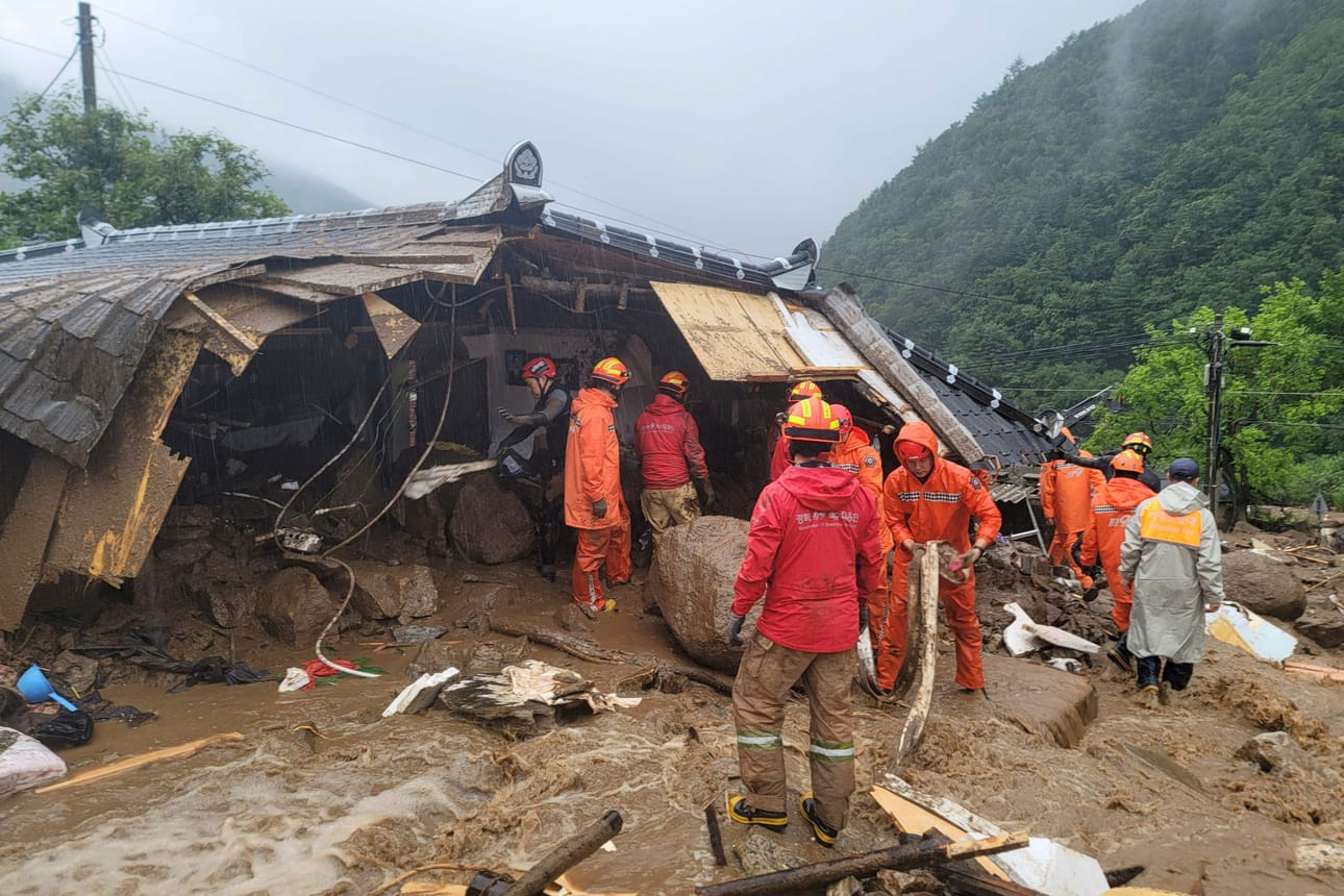 Rankkasateet ovat aiheuttaneet tulvia ja maanvyörymiä, jotka ovat vaurioittaneet rakennuksia. LEHTIKUVA/AFP/National Fire Agency