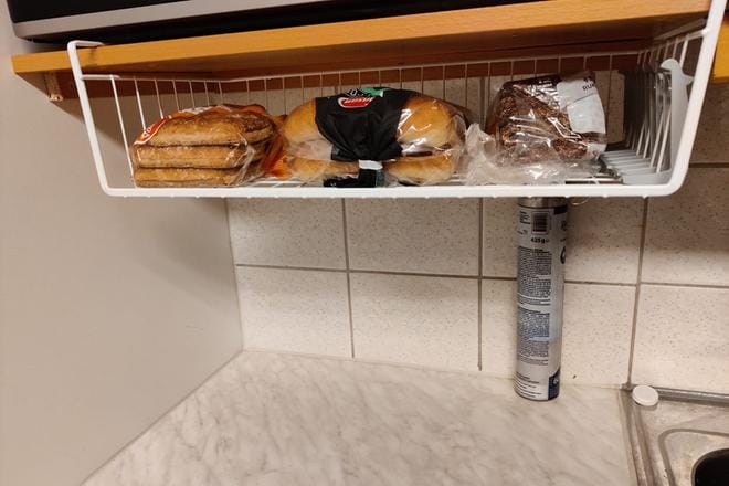 Hyllynaluskori tuo lisää säilytystilaa ja jättää pöytätasot tyhjiksi.