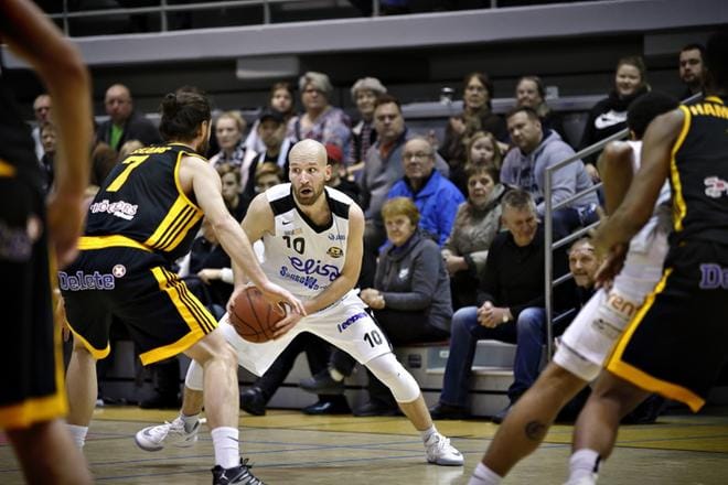 Kobrien voimahahmo oli Jussi Turja. Etualalla häntä estelee Nokian Eldar Skamo. KUVA: TOMI KOSONEN