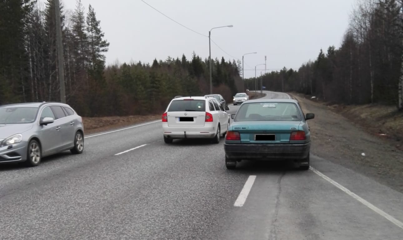 Tiellä 22 Oulun Pikkaralassa osittain ajoradalle jätetty auto herättää huolta ja ihmettelyä.