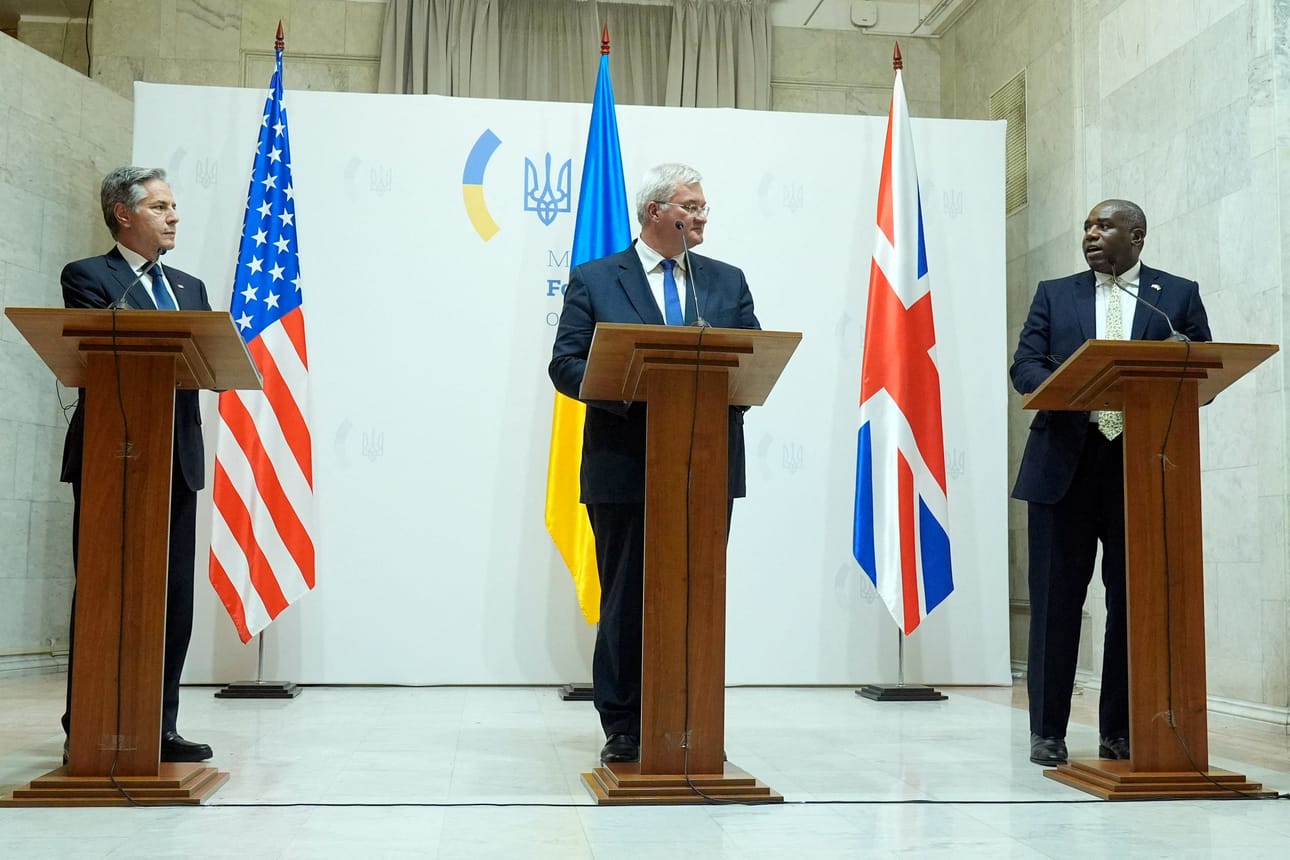 Kaukoiskuista keskusteltiin keskiviikkona Kiovassa Yhdysvaltain ja Britannian ulkoministereiden Antony Blinkenin (vas.) ja David Lammyn (oik.) vierailulla. Keskellä Ukrainan ulkoministeri Andri Sybiha. LEHTIKUVA / AFP