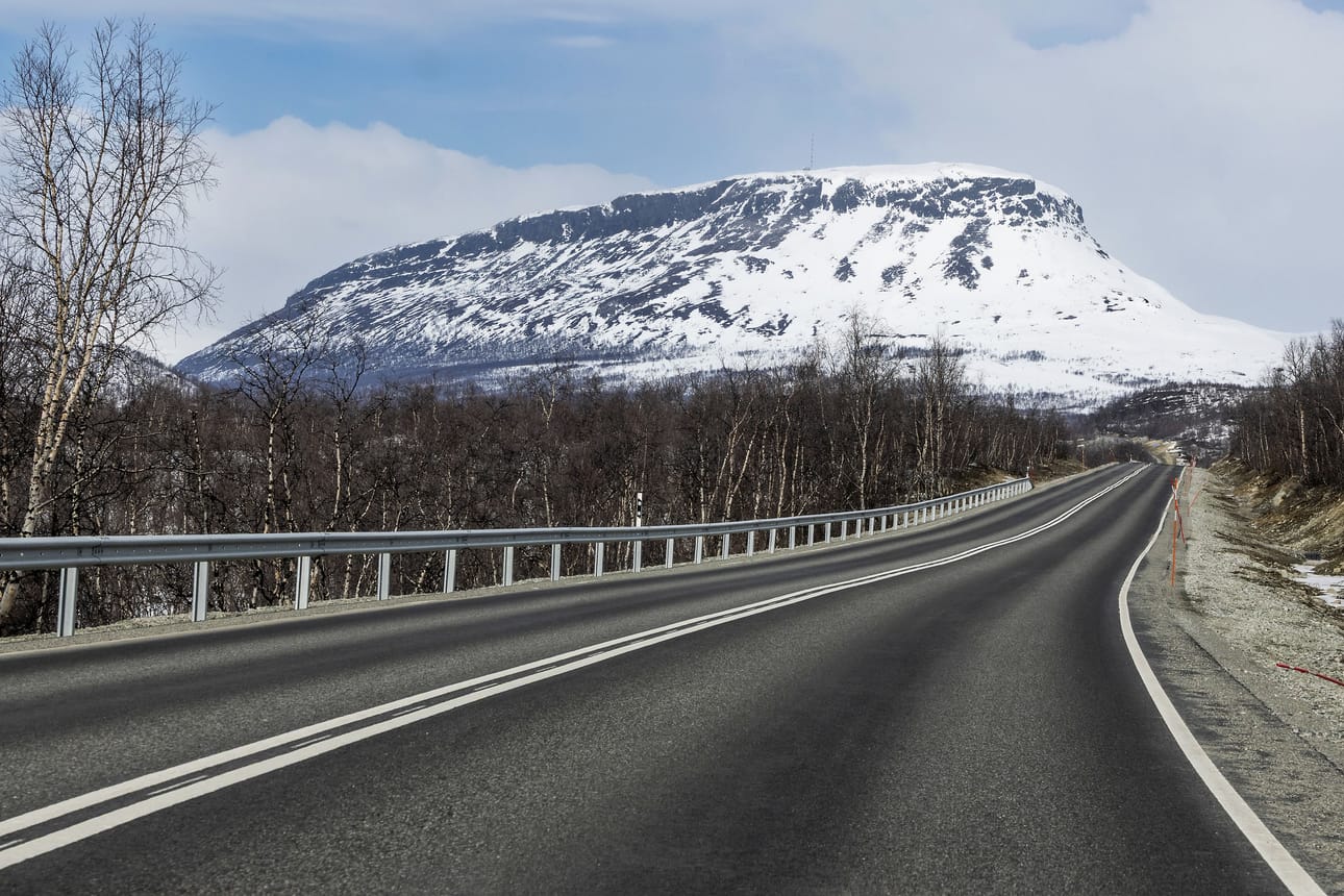 Tunturit ovat suosittuja matkailukohteita. Kilpisjärven luontokeskuksen pysäköintialue halutaan palauttaa ensisijaisesti luontomatkailijoiden käyttöön, jotta niillä ei harjoitettaisi pitkäaikaista pysäköintiä. Tämä arkistokuva on valtatie 21:ltä ja taustalla näkyy Saana-tunturi.