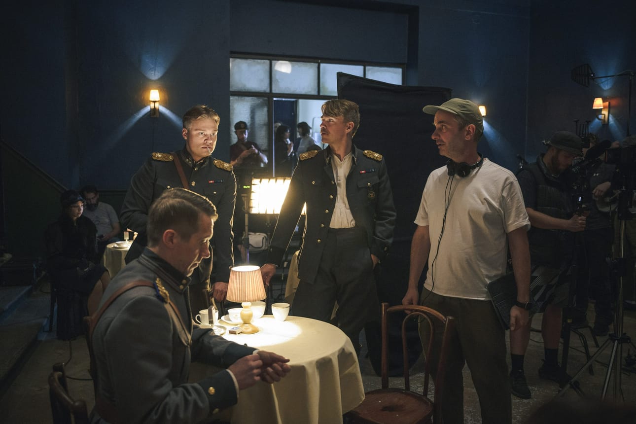 Näyttelijät Jussi Vatanen (vas.), Akseli Kouki ja Aku Sipola sekä ohjaaja Samuli Valkama Kyyditys-elokuvan kuvauksissa. LEHTIKUVA / handout / Stanislav Honzik