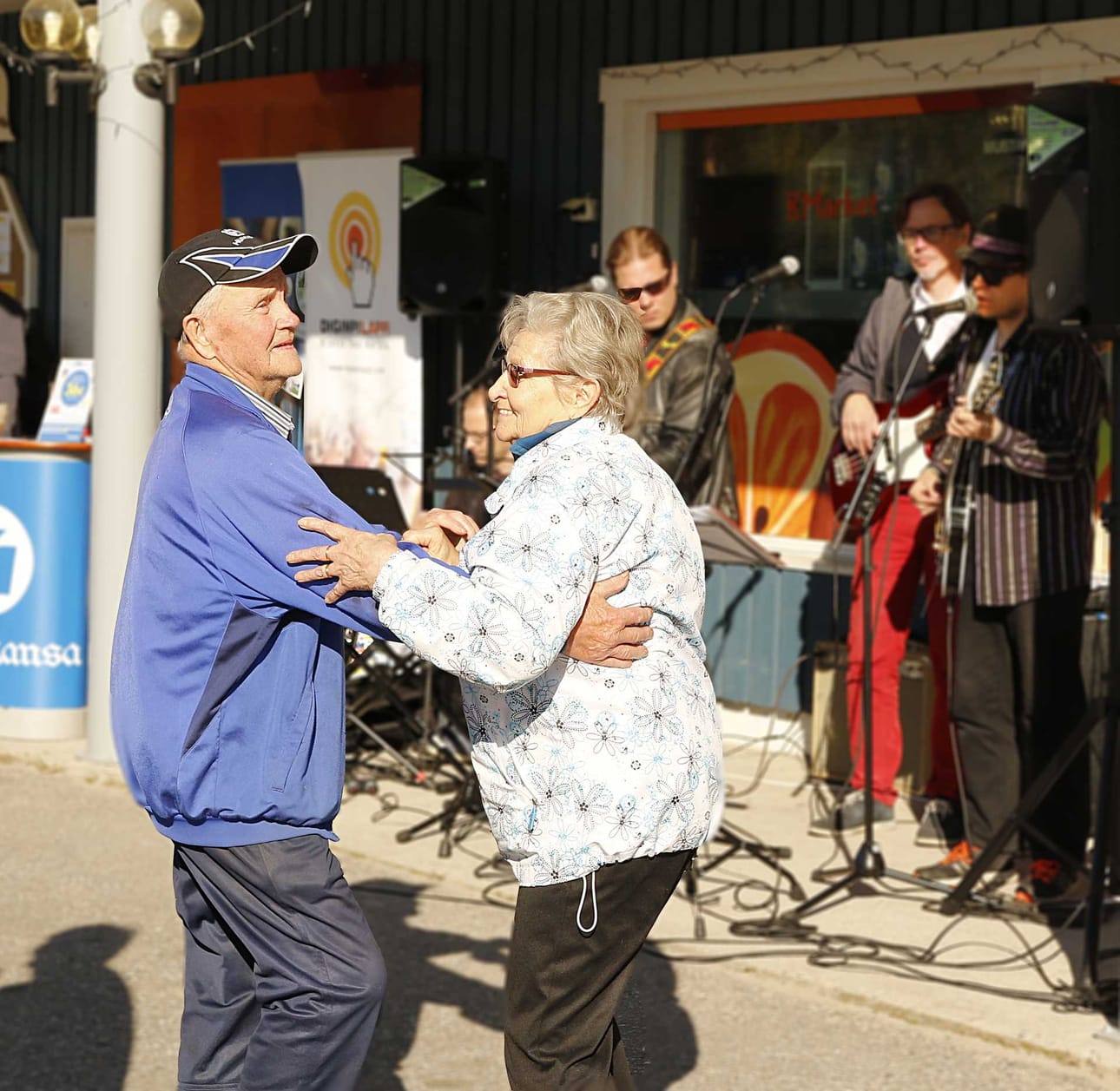 Valssin pyörteissä. Paljasjalkaiset vanttauslaiset Liisa ja Veikko Ollonen ovat olleet naimisissa 61 vuotta.