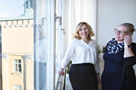 Heidi Patrosen ja Kirsi Hägglundin mukaan asianajajilta vaaditaan hyviä sosiaalisia taitoja, sillä oikeusprosessit ovat osapuolille usein henkisesti rankkoja. KUVA: MINNA ANTILA