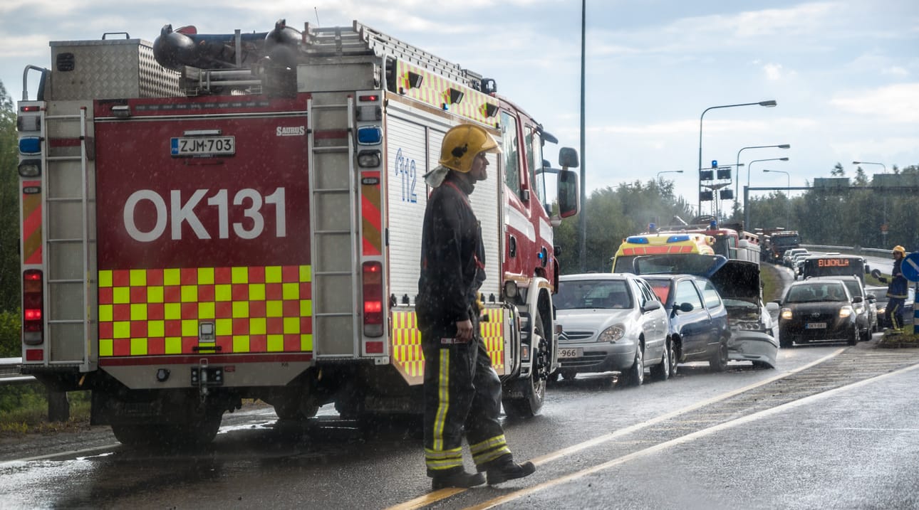 Pelastuslaitoksen miehet ohjasivat liikennettä raivaustöiden ajan.