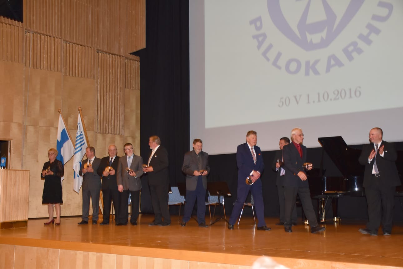 Kaikkiaan kahdeksan Pallo-Karhujen entistä puheenjohtajaa oli paikalla lauantai-illan juhlassa. Kuvassa oikealla myös nykyinen puheenjohtaja Mika Määttä.