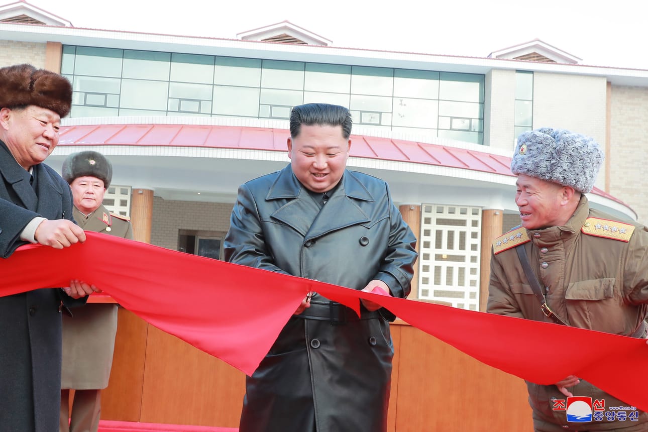Pohjois-Korean johtaja Kim Jong-un (kesk.).