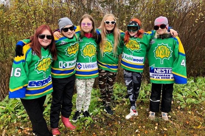 Viitosluokkalaiset Anni, Rebekka, Peppi, Malla, Jemina ja Noora kuntoilivat iloisin mielin hyvän asian puolesta. Kun jokainen auttaa vähän, yhdessä siitä tulee paljon. Kuvat: Taimelan koulu