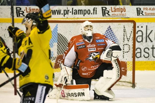 Sportin maalivahti Mika Järvinen piti aikansa joukkuettaan pystyssä, mutta mahdottomiin hänkään ei kyennyt. KUVA: PAULA POHJAMO