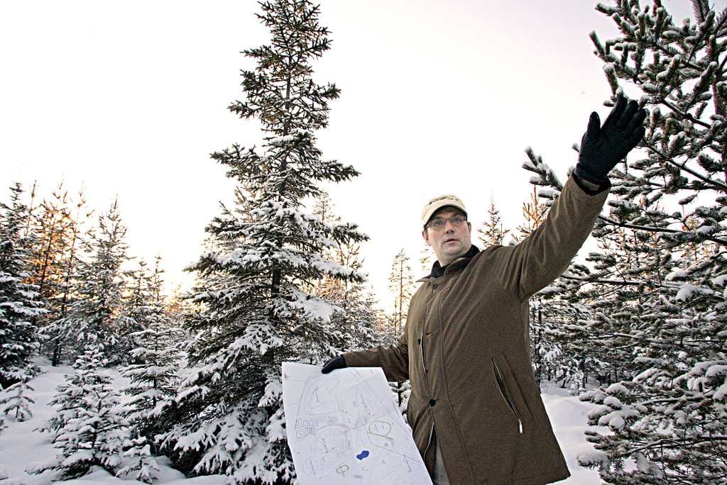 OuluZonen moottoriurheilukeskus sai viimein rakennusluvan. Projektipäällikkö Jarmo Pekkala hahmotteli Kokkokankaan metsässä moottoripyörien ajoratoja tammikuussa 2009.