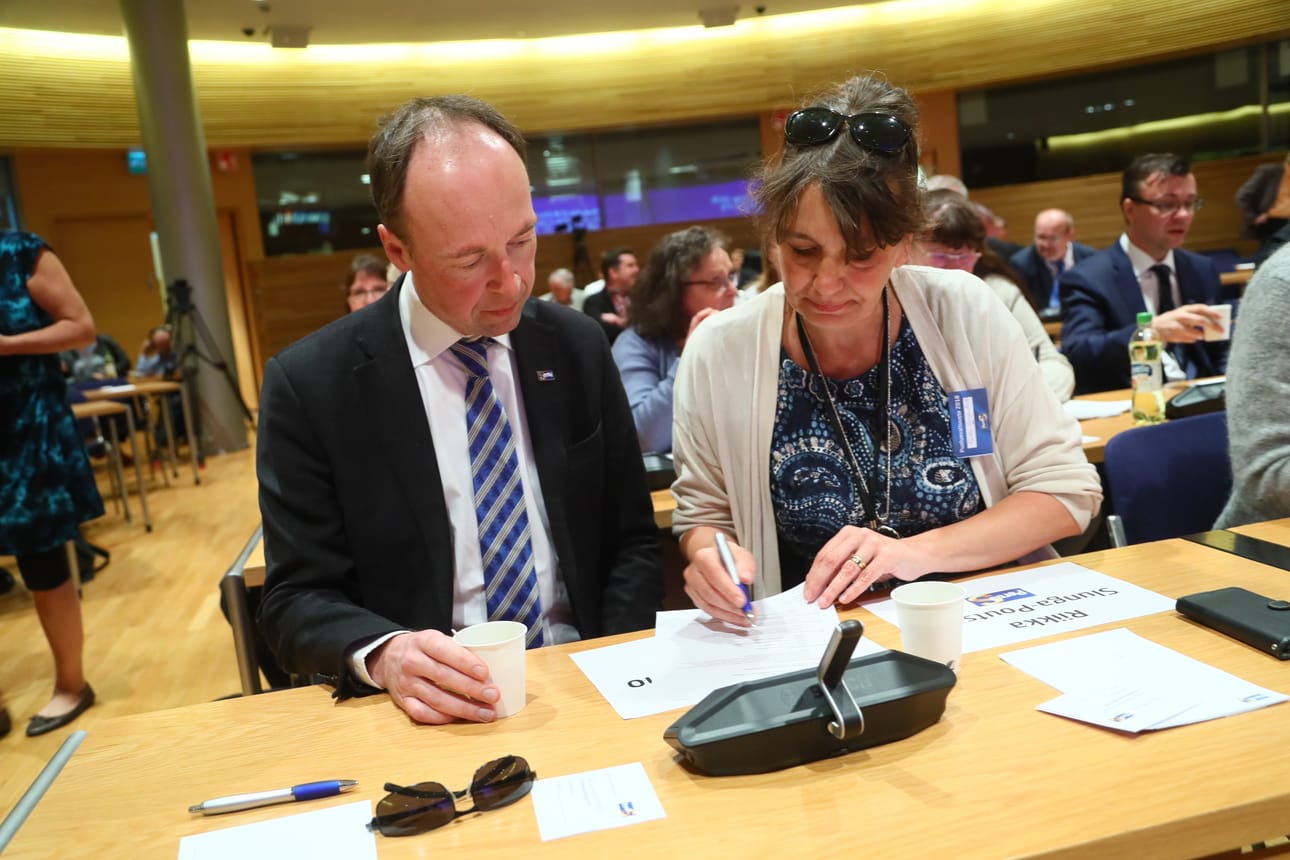 Puheenjohtaja Jussi Halla-aho ja puoluesihteeri Riikka Slunga-Poutsalo valmistautuivat puoluevaltuuston kokouksen alkuun.