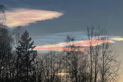 Helmiäispilviä Oulun taivaalla 17. joulukuuta 2023