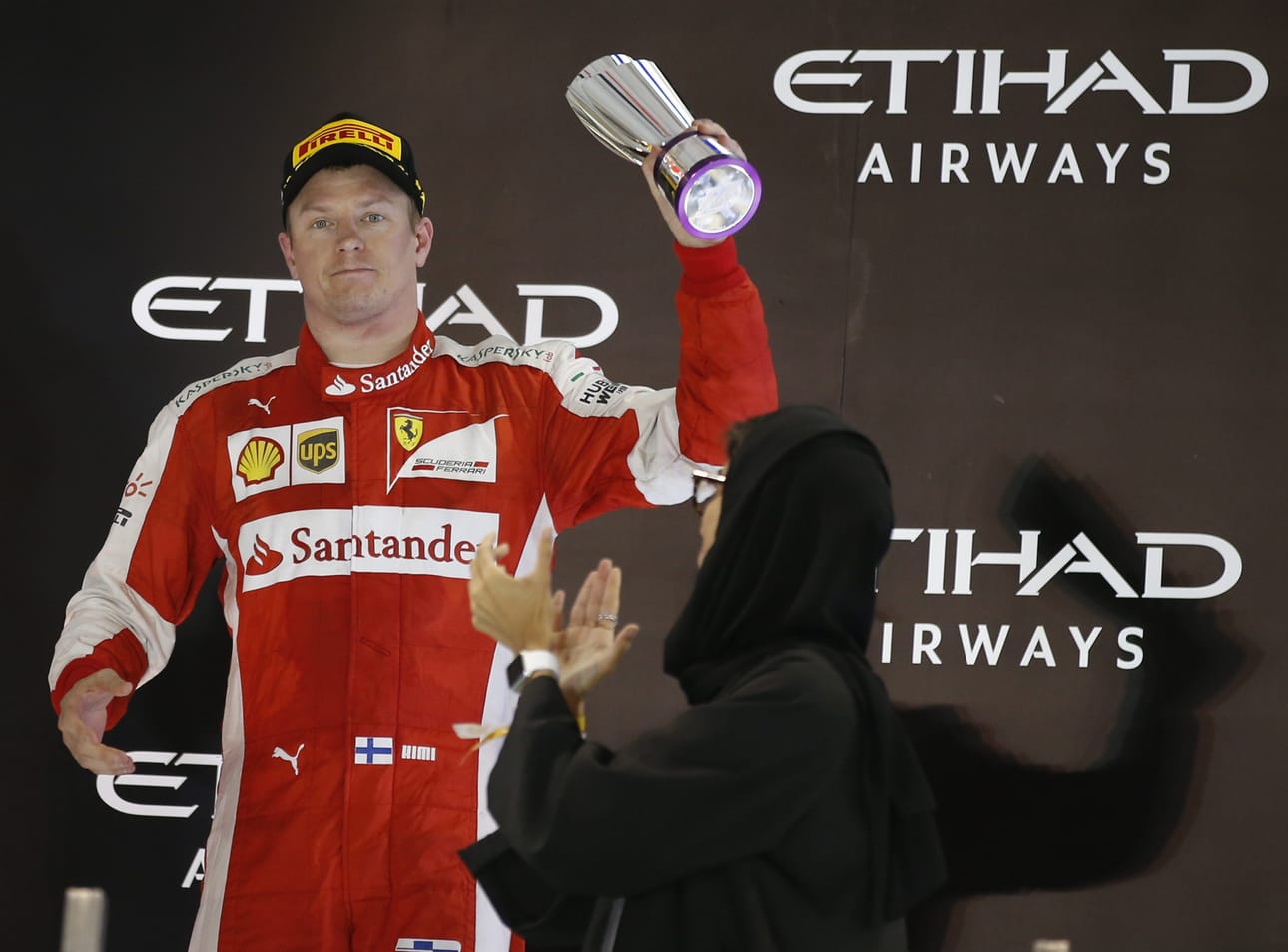 Kimi Räikkönen pääsi tuulettelemaan pokaalin kanssa palkintopallilla.
