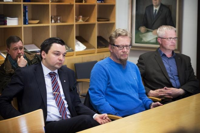 Apulaispoliisipäällikkö Bo-Erik Hanses, kansanedustaja Joakim Strand (r.) sekä Sauli Härkönen ja Stefan Pellas Riistakeskuksesta keskustelivat susista torstaina Vaasassa. KUVA: JARNO PELLINEN