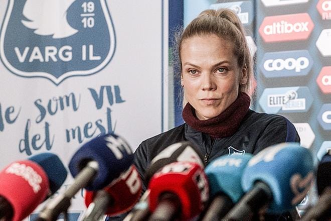 Valmentajana Helena Mikkelsenillä (Ane Dahl Torp) ei ole syytä hymyyn, sen verran tiukkoihin tilanteisiin hän joutuu. KUVA: NRK