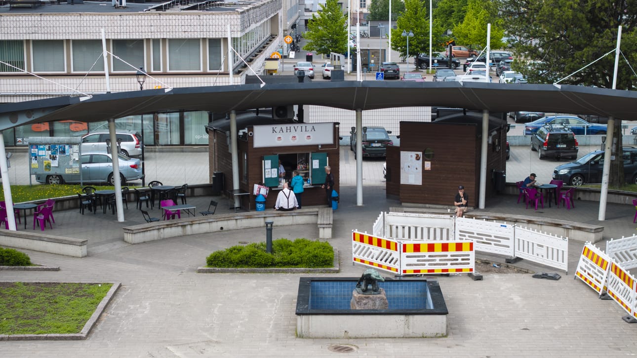 Härkätorilla lavatyömaa on aloitettu poistamalla viheralueita. Kuvassa näkyvä suihkulähde poistetaan myös ja Puolustaja-patsas siirretään torin toiseen päähän.
