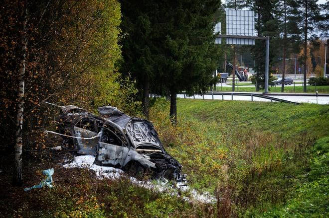 Keskiviikon ja torstain välisenä yönä Vaasassa alle 15-vuotiaan kuljettajan kuljettama auto syöksyi ulos tieltä lähdettyään poliisia karkuun. KUVA: JARNO PELLINEN