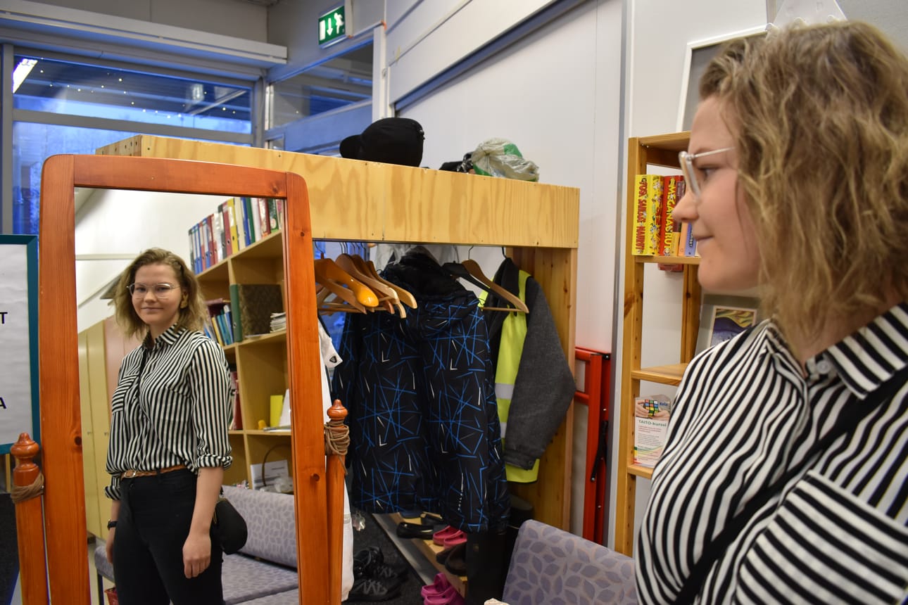 Normaali ja epänormaali, sairas ja terve, tiloja, joiden rajat eivät Tuuli Kalliaisen mielestä ole mitenkään selkeitä. Kailliainen on itse entinen mielenterveyskuntotuja, mutta ei mielellään käytä sanaa terve, koska kaikki ongelmat ja vaikeat olot eivät välttämättä koskaan katoa, mutta ihminen voi oppia tuntemaan itsensä ja tunnistamaan haitalliset ajatusmallit.