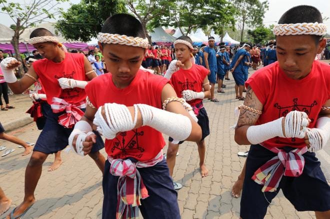 Nuoret thainyrkkeilyn harjoittajat antoivat näytöksen taidoistaan seremoniassa muinaisessa Ayutthayan kaupungissa Thaimaassa maaliskuussa 2015. Kuva: Narong Sangnak