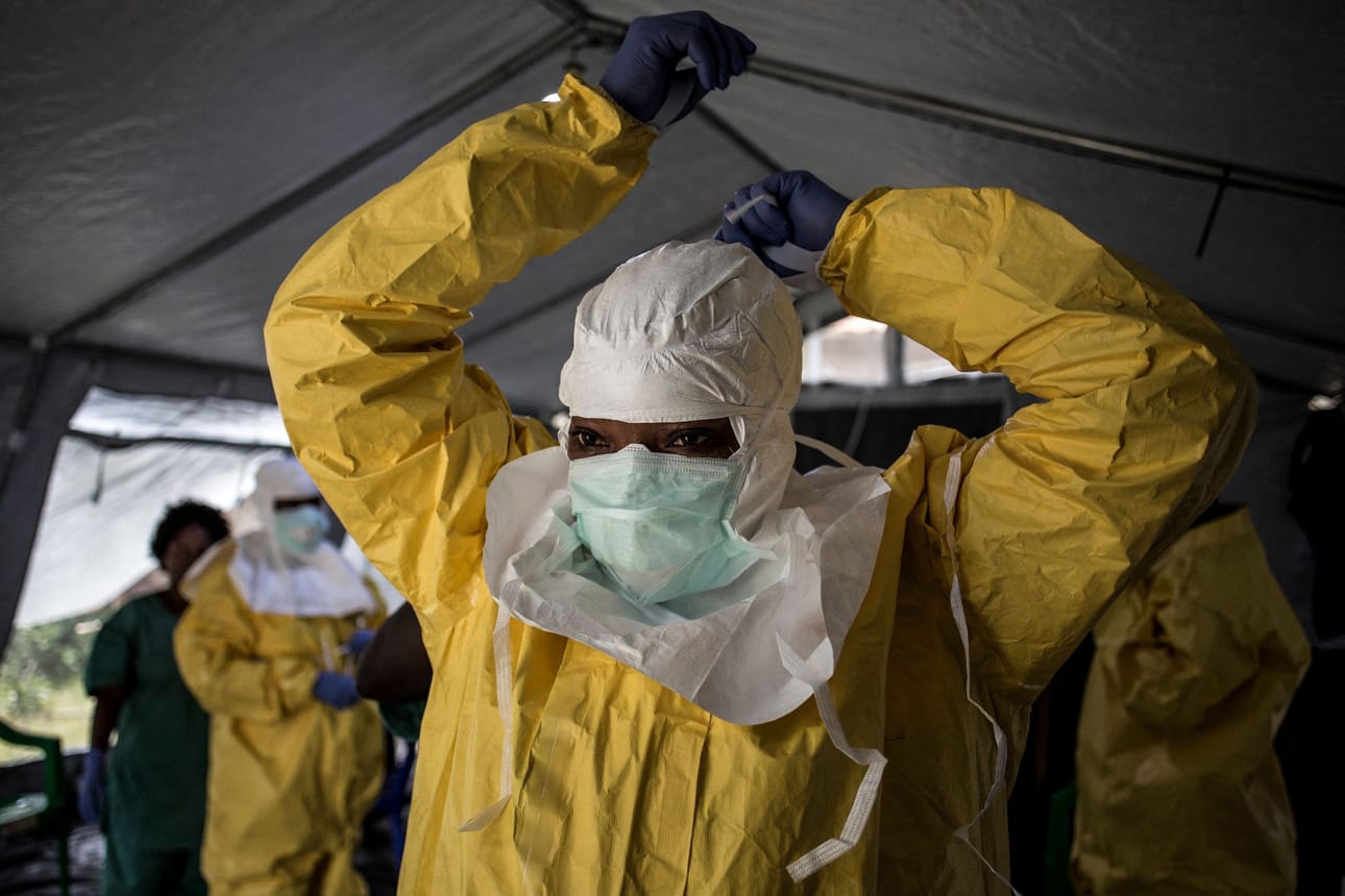 Terveydenhuollon työntekijä pukeutuu henkilökohtaisiin suojavarusteisiinsa ennen Ebola-hoitokeskukseen sisäänmenoa elokuussa 2018 Kongon Benissä. Arkistokuva.