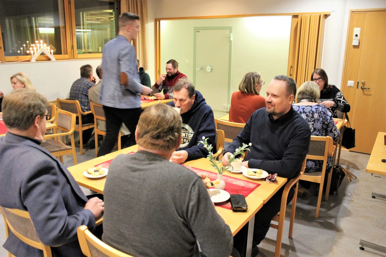 Arto Korkeamäki (etualalla oik.) ja Erkki Viitikko juttelivat Karijoen valtuuston kokouksen jälkeen Jukka Kohtalan (selin vas.) ja Jari Malmin kanssa.
