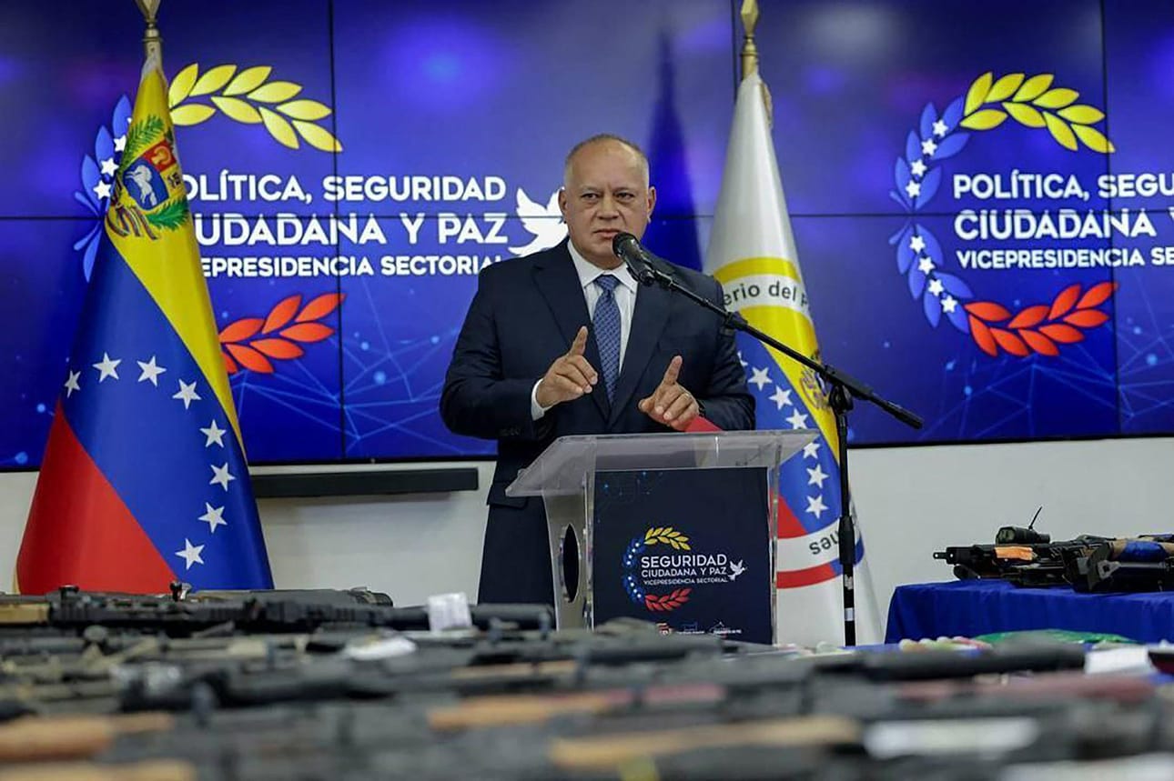 Venezuelan sisäministerin Diosdado Cabellon mukaan kiinni otetuista viittä epäillään hyökkäyksen suunnittelusta maata itsevaltaisesti johtavaa Nicolas Maduroa ja hänen hallintoaan vastaan. LEHTIKUVA/AFP/Venezuelan sisä- ja oikeusministeriö