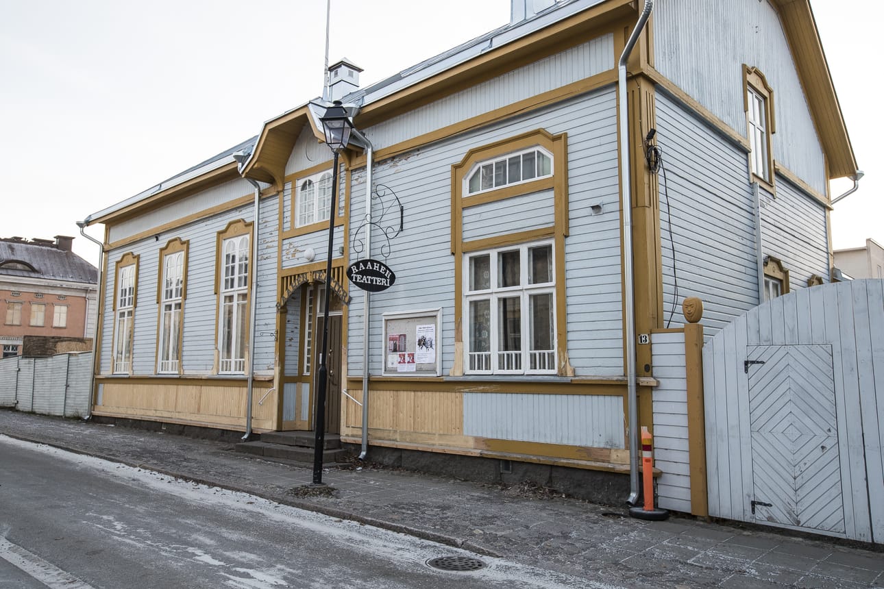 Pelastusarmeijan toiminta hiipui ja loppui 2000-luvulle tultaessa. Raahen Teatteri osti Pelastusarmeijan talon vuonna 2003. Lauantain jouluikkunan koristelusta vastaa teatterin väki.