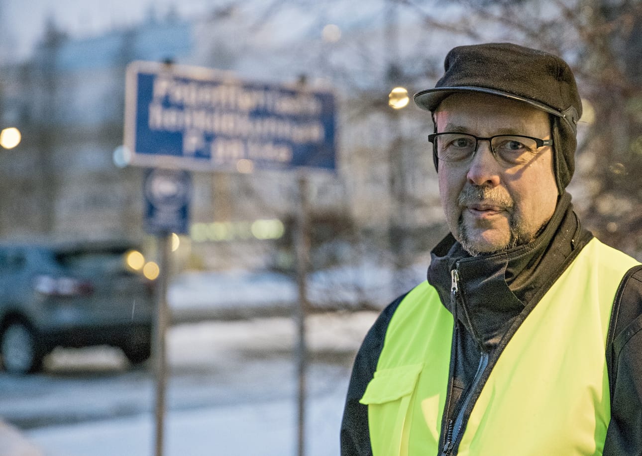 Tehtaan portilla lakkovartijana toiminut Eforan Kyösti Nuutinen oli murheellinen.