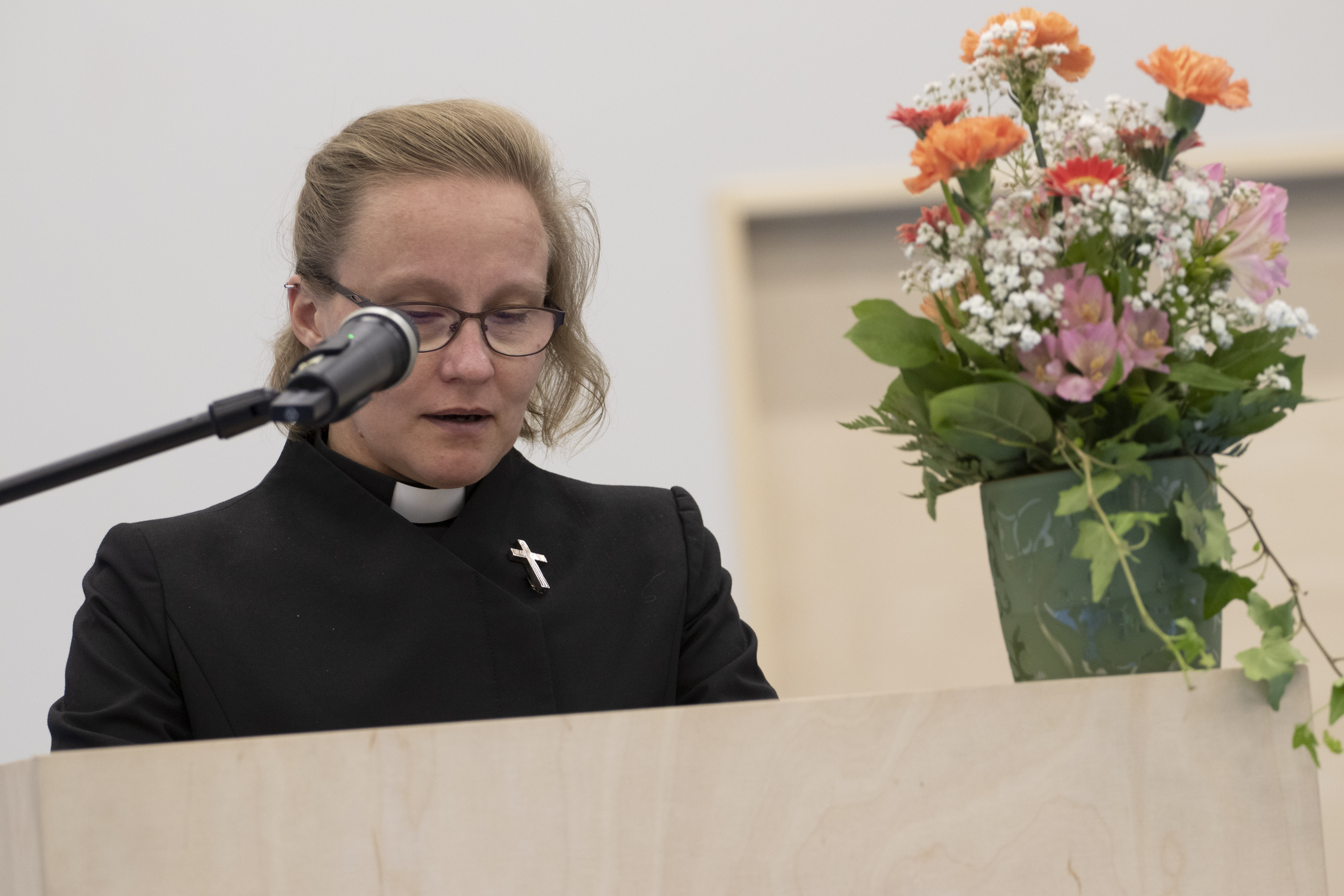 Vs. kirkkoherra Paula Petäjärvi toi Siikalatvan seurakunnan tervehyksen juhlaan kuvaten, kuinka omaleimaisia jokainen Pyhännän kylä on. 