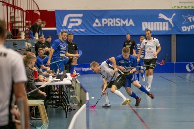 Jymyn Oskari Kauppila väänsi Karhujen Eero Vanhatalon kanssa. KUVA: JAAKKO ELENIUS