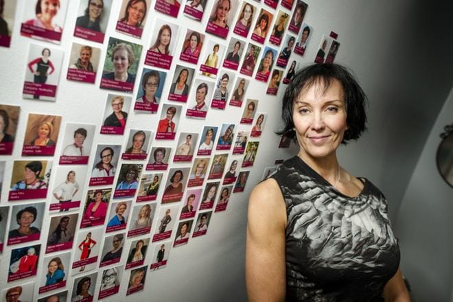 Cambridge Suomen toimitusjohtaja Annika Rakin firman päätoimiston vessan seinälle on kiinnitetty Suomen jokaisen valmentajan nimi ja valokuva. Rak nauraa pänttäävänsä niitä aina vessakäynneillään. KUVA: JUKKA LEHOJÄRVI