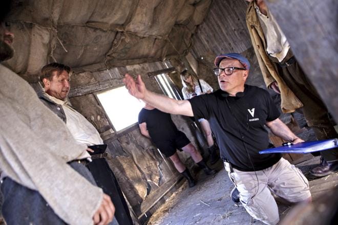 Suomen hauskin mies on esitetty myös teatterin lavalla. Heikki Kujanpää ohjaa elokuvan kuvauksissa Martti Suosaloa, joka esittää pääroolin molemmissa teoksissa. KUVA: VEERA AALTONEN