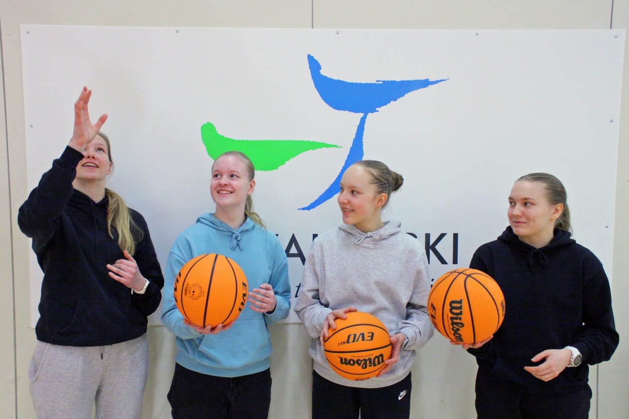 Taivalkosken Kuohun joukkueessa U19-sarjan I divisioonan kauden loppupeleihin lähtevät muiden muassa Niina Rokolampi (vas.), Milla Tyni, Olivia Koivukangas ja Laura Luokkanen.