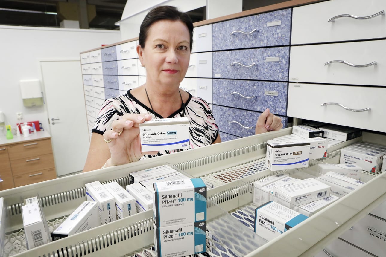 Apteekkari Aila Aitamurto esittelee sildenafiilia sisältäviä erektiohäiriölääkkeitä Oulun Joutsen apteekissa. Norjan reseptivapaa versio on alkuperäisen Viagran valmistajan Pfizerin tuottama rinnakkaislääke.