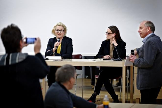 Anna-Liisa Leikkola tuli kuuntelemaan meppiehdokkaiden vaalitilaisuutta Apila-kirjastoon. Leikkolaa kiinnostaa EU:ssa erityisesti maatalouspolitiikka. KUVA: TOMI KOSONEN