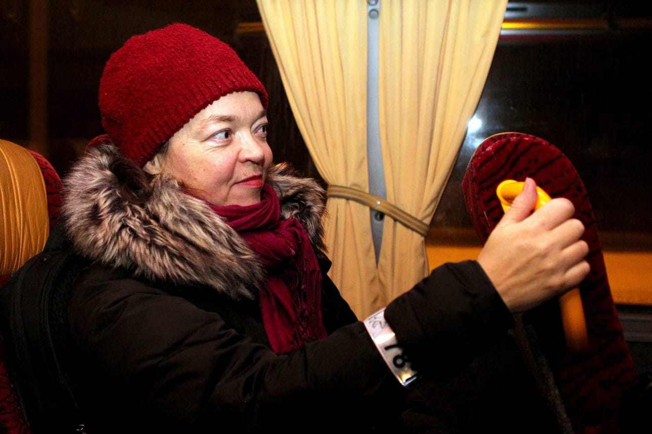 Jetta Huttunen kulkee talvikeleillä mieluummin bussilla kuin omalla autolla. –Bussi on ilmastoystävällinen vaihtoehto ja lisäksi se säästää omia hermoja. Saa olla ihan omissa oloissaan, ei tarvitse stressata huonosta kelistä tai autoon käyntiin lähtemisestä.