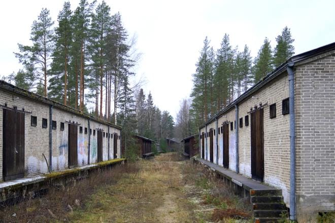 Impivaarasta löytyy tusinan verran suuria varastorakennuksia, jotka aikoinaan pystytettiin metristen betonitolppien päälle.
