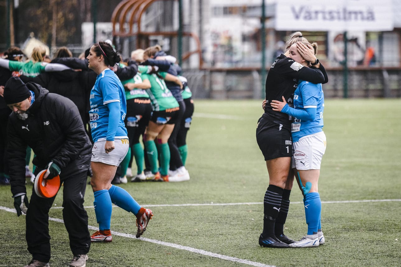FC KTP juhlii ja RoPS pyyhkii kyyneliä. Maalivahti Saija Suni halaa toppari Enni Yli-Suvantoa.