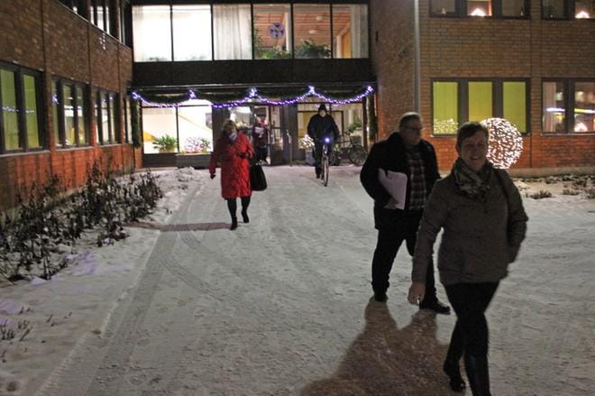 Alavuden kaupunginvaltuutetut, muun muassa Raija Isoaho ja Vesa Laitila, suuntasivat valtuustokokouksen jälkeen joululounaalle. KUVA: REIJO HEIKKILÄ