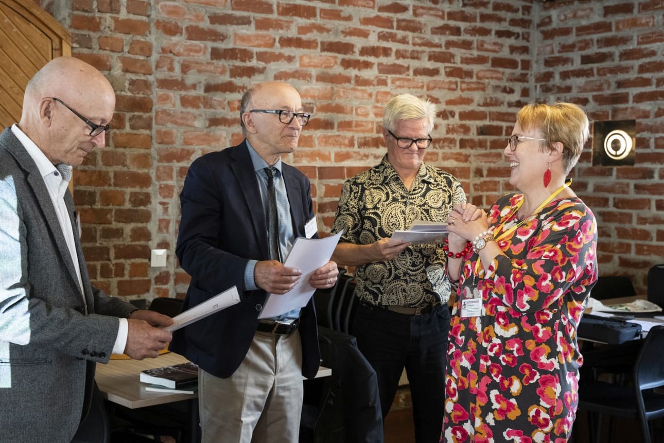 Timo Aho, Seppo Aho ja Jouni Suominen sekä Suomen Monikkoperheet ry:n toiminnanjohtaja Ulla Kumpula, joka luovutti Monikkoteko-kunniamaininnat yhteistapaamisen järjestäjoukolle.