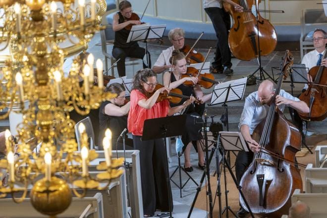 Keski-Pohjanmaan Kamariorkesteri esiintyi Korsholman musiikkijuhlien avajaiskonsertissa. Liidaajana viulussa Malin Broman, kontrabassossa Rick Stotijn. KUVA: JOHAN HAGSTRÖM