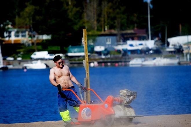 Ranta kesäkuntoon. Puistotyöntekijä Vesa Laukkonen seuloi Hietasaaren rantaa terävien esineiden kuten kivien ja lasinsirujen varalta. KUVAT: JAAKKO ELENIUS