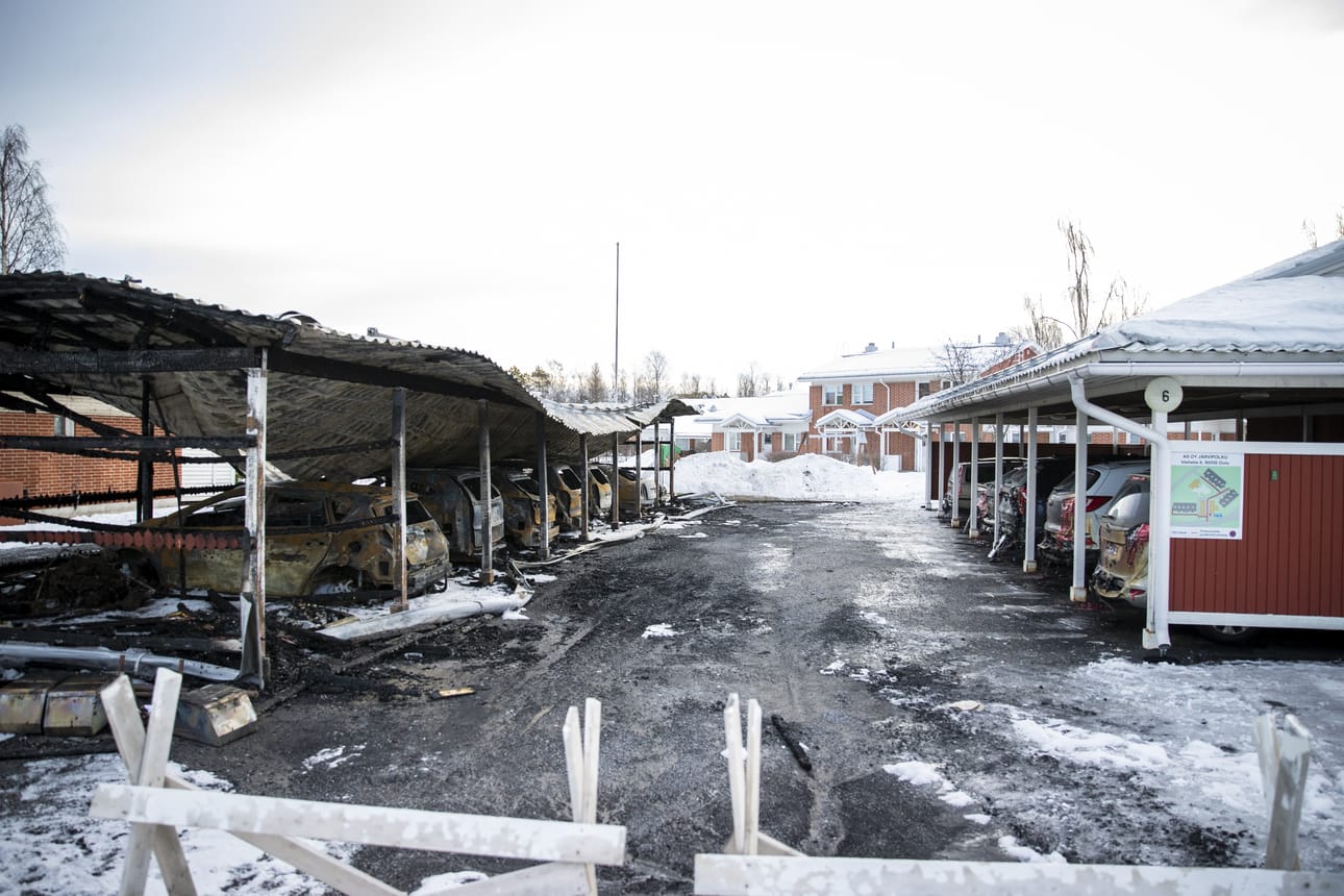 Seitsemän autoa paloi pahoin autokatospalossa, saman verran autoja vaurioitui vastapäisessä katoksessa kuumuuden takia.