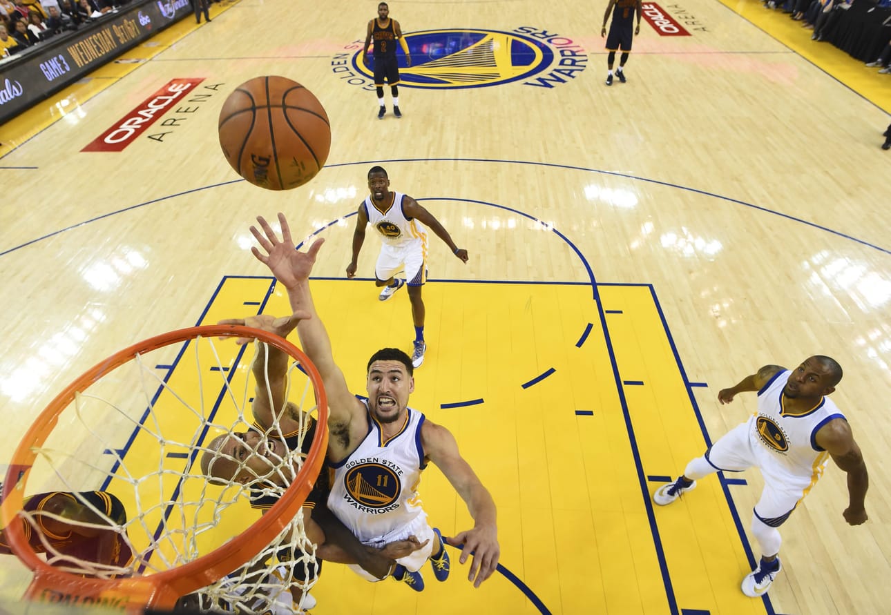 Kuvassa korille kurkottaa Golden State Warriorsin Klay Thompson.