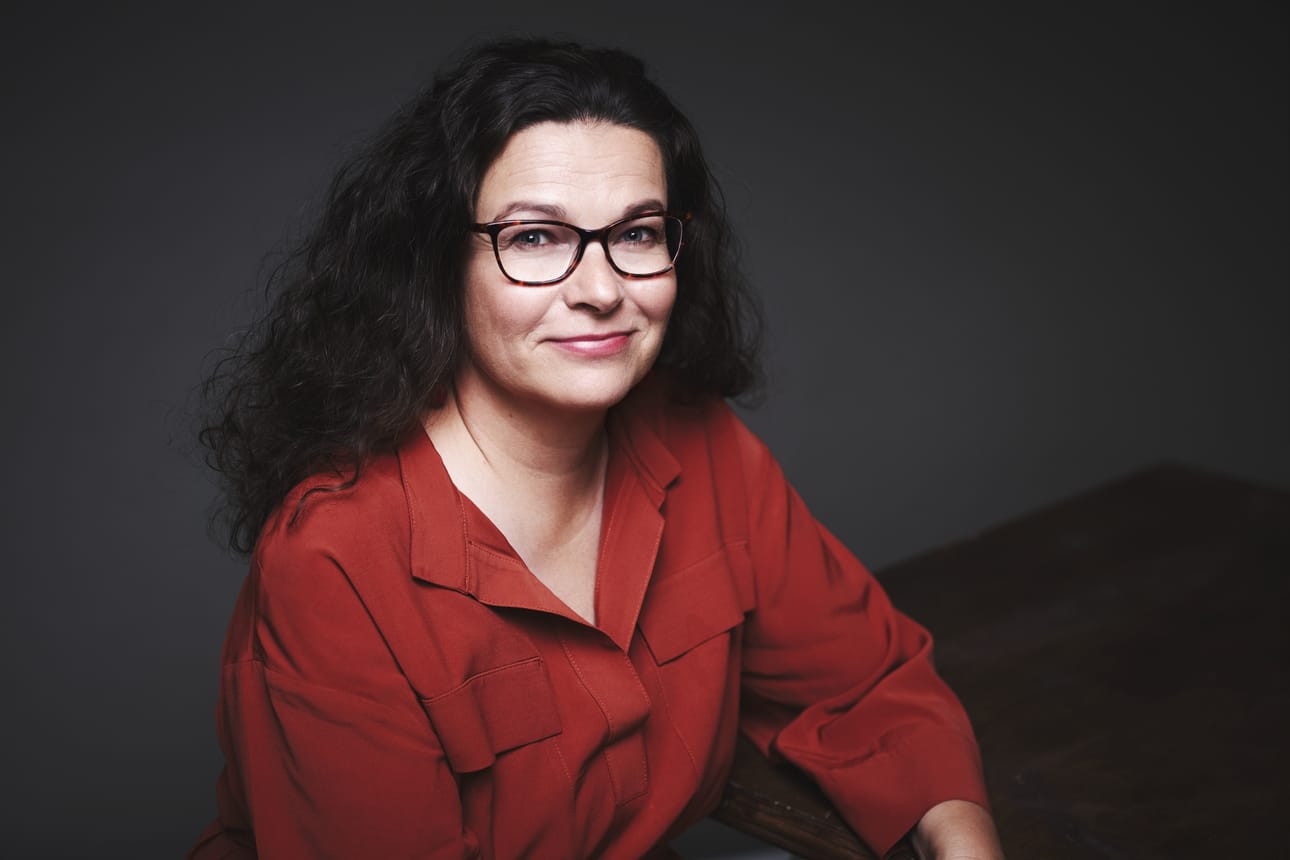 Ann-Christin Antell työskentelee kirjastonhoitajana. Puuvillatehdas-sarjassa näkyvät Antellin arkeologian ja historian opinnot sekä kiinnostus Turkun historiaan.
